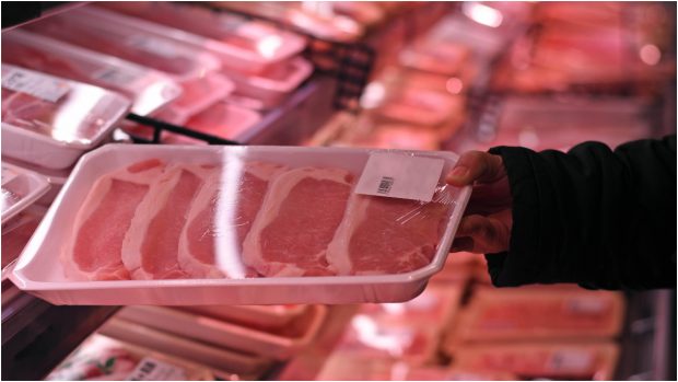 Banii alocați de români pentru coșul de cumpărături de Crăciun: Carnea de porc, în topul preferințelor