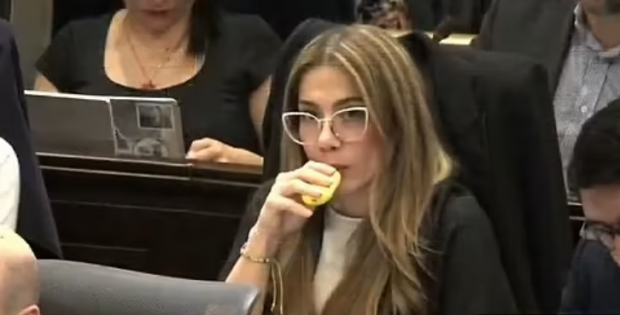 Politiciană din Columbia filmată când trage dintr-o țigară electronică în timpul unei dezbateri despre reformele sănătății