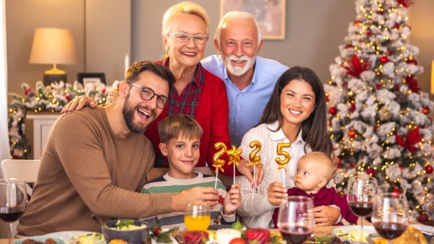 Produsele de pe masa de Revelion, pline de aditivi alimentari, zahăr și sare. Lista produselor care conțin și 243 de E-uri