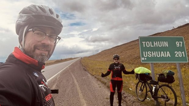 Doi bărbați din Cluj au mers pe biciclete până la „capătul lumii”, în Ushuaia, Argentina