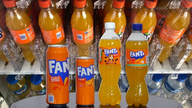 Fanta românească e mai scumpă și mai proastă decât cea din Italia: mai puțin suc de portocale, dar mai multe arome și coloranți | Experiment Libertatea
