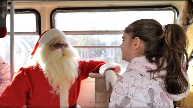 Tramvaiul lui Moș Crăciun din București a adus bucurie pentru sute de copii defavorizați din Capitală și Ilfov | Video