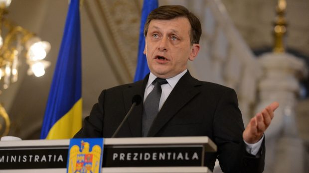 Crin Antonescu anunță că suspendă acordul pentru candidatura la prezidențiale. „Trebuie să fim oameni de onoare”