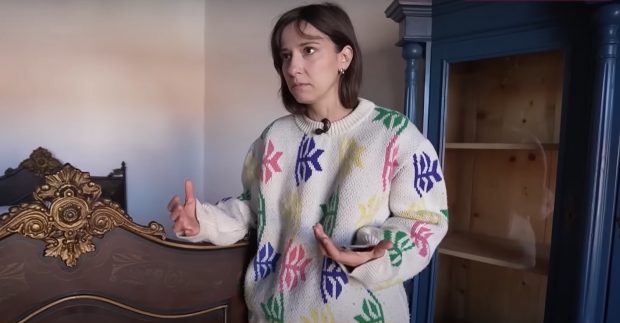 Imagine Stire Modificările pe care le-a făcut Dana Rogoz la casa de la Viscri: „Când am achiziționat-o, nu exista acest zid. Era o ruină pe care nu voia să o cumpere nimeni” | 2review.ro