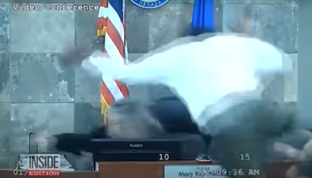 Americanul care a sărit peste boxă ca să o bată pe judecătoarea care a refuzat să-l elibereze a fost condamnat | VIDEO