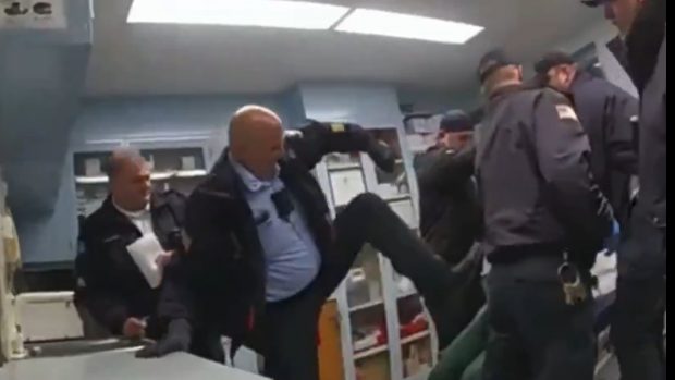 Un bărbat a murit într-o închisoare din New York, după ce a fost bătut cu brutalitate de gardieni