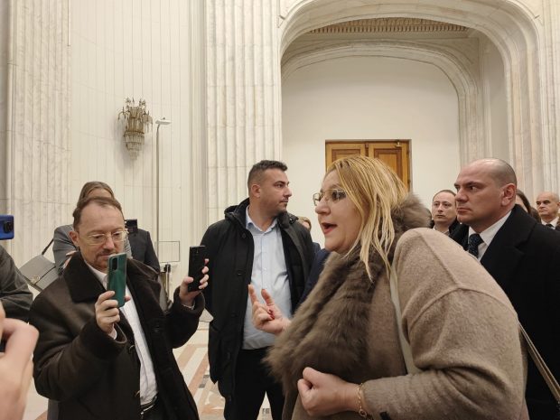 Diana Șoșoacă a venit cu colindul în Parlamentul României, la o zi după preluarea mandatului