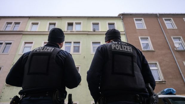 Trei frați de 1, 2 și 3 ani și tatăl lor au fost găsiți morți într-o casă. Poliția nu știe nimic de mama copiilor și alți doi frați mai mari, căutați acum în Germania