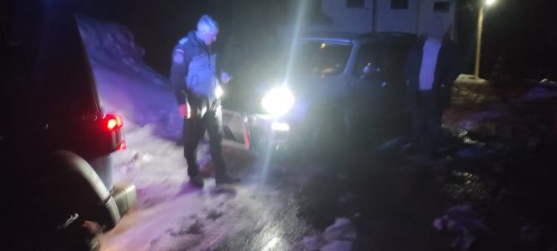 Turiști înzăpeziți în Brașov. Au fost salvați de jandarmi, după ce au rămas cu mașina pe un drum despre care au auzit pe rețelele sociale