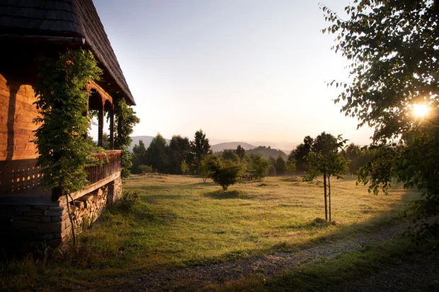 Domeniu de 94 de hectare din Maramureș, scos la vânzare. Cum arată conceptul unic de locuit în România: E un ansamblu de patru case tradiționale