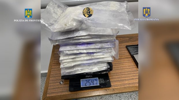 Un bărbat a fost arestat de polițiștii din Oradea, după ce a ascuns două kilograme și jumătate de cocaină în caroseria mașinii