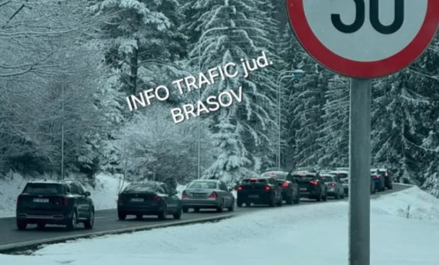 Bară la bară pe drumul spre Poiana Brașov, în a doua zi de Crăciun. Instalațiile pe cablu funcționează