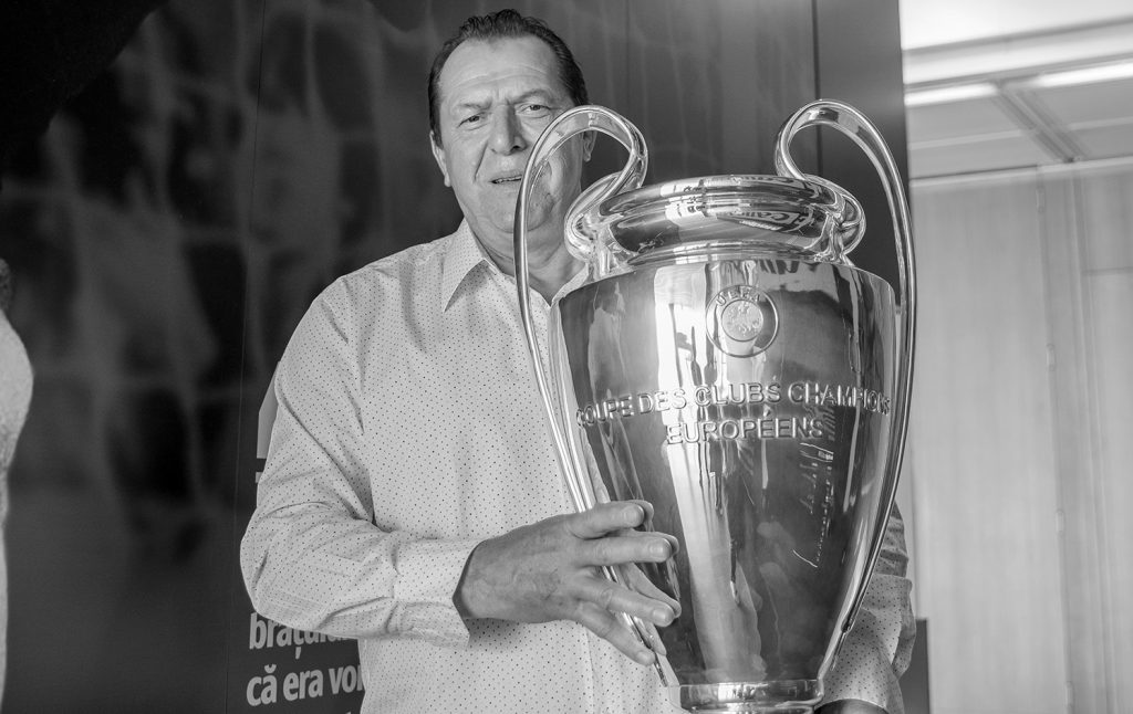 Helmut Duckadam holding Cupa Campionilor