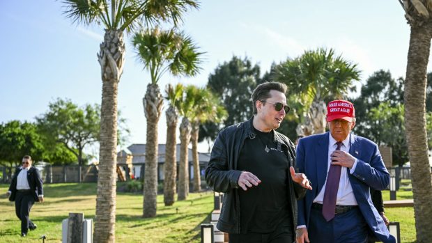 Elon Musk a plătit 2.000 de dolari pe noapte pentru a fi aproape de Donald Trump, la Mar-a-Lago, după alegeri. „Unde ești? Ne este dor de tine și de X!”