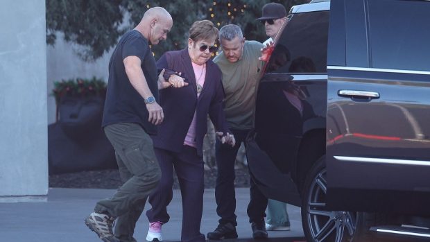 Elton John crede că legalizarea marijuanei „este una dintre cele mai mari greșeli din toate timpurile”