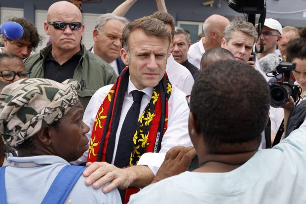 Emmanuel Macron își prelungește vizita în Mayotte, după ce sinistrații i-au cerut „apă” și „demisia” | VIDEO