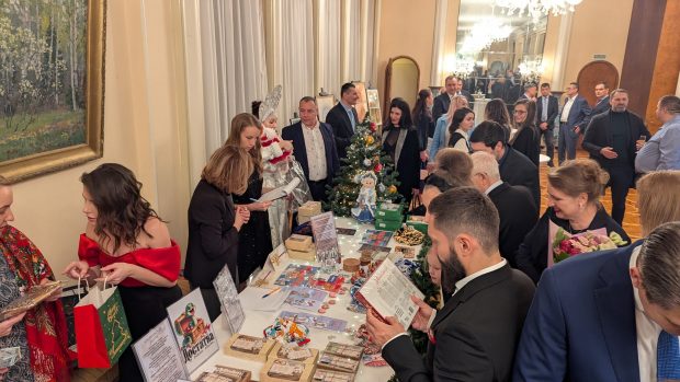Eveniment caritabil la Ambasada Rusiei pentru copii bolnavi. Printre invitați s-a regăsit și pictorița româncă Anca Apostol