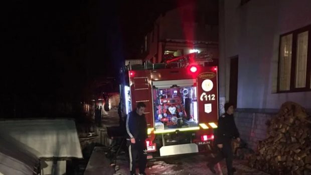 Zeci de oameni din Topoloveni au fugit în stradă, în ajun de Crăciun, după ce o explozie a zguduit un bloc de garsoniere