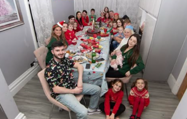 Crăciunul în cea mai numeroasă familie britanică.  Buget de peste 6.000 de euro, 4 brazi și 300 de cadouri: „Totul e să ne amintim unde le-am ascuns”