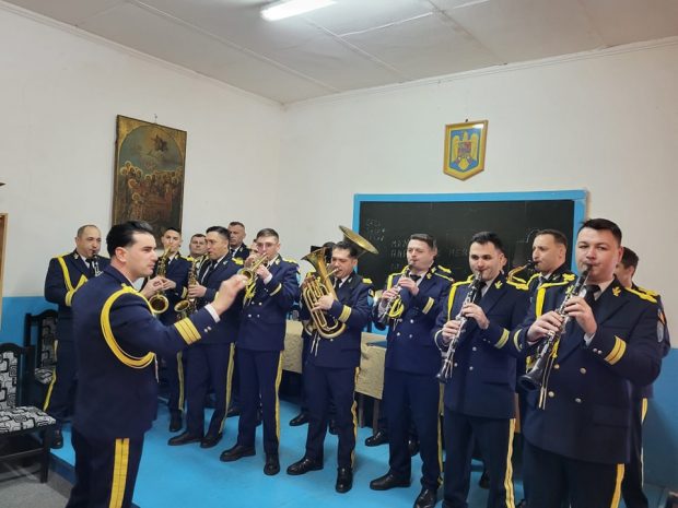Fanfara garnizoanei Brăila a mers la colindat la centrul de detenție de la Tichilești