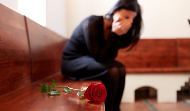 Escortă din Motru încuiată în casă de doi clienți, salvată de prietenul care o aștepta la ușă