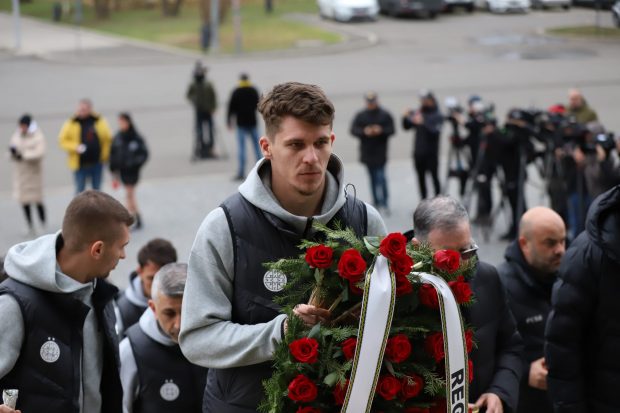 Cele două cuvinte scrise de FCSB pe coroana depusă lângă sicriul lui Helmut Duckadam la Arena Națională. FRF a avut același mesaj