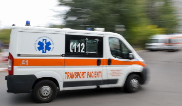 Un pacient a murit în ambulanța care-l ducea la Craiova, trimis de la spitalul din Slatina, unde nu e cardiolog