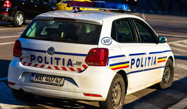 Un bunic din Cluj a scăpat cu viață dintr-o mașină distrusă în totalitate, după ce a intrat pe contrasens, la Răscruci | VIDEO