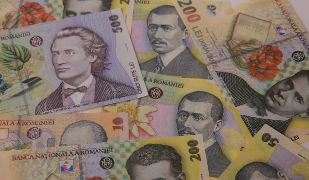 Cadouri de sărbători pentru funcționarii din Ploiești. Sporuri și concedii