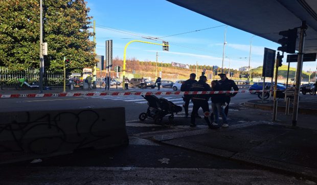 Un român care cerșea într-o intersecție din Milano a văzut cum o mamă care împingea căruciorul cu gemenii ei a fost ucisă de un șofer de TIR: „Am țipat” | VIDEO