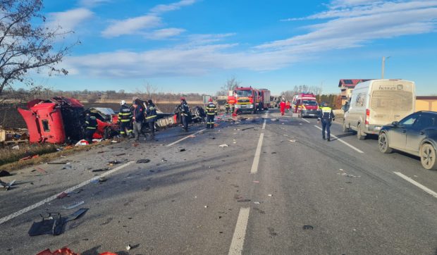 Două TIR-uri s-au făcut zob pe DN 2, în Neamț, după ce s-au lovit frontal