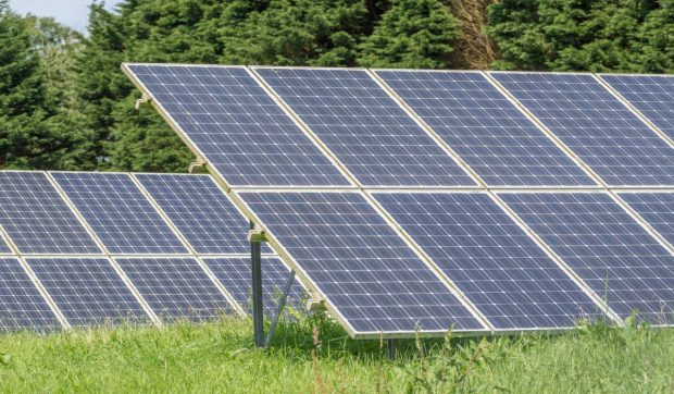 Prosumatorii români nu vor fi obligați să își instaleze baterii de stocare a energiei. Decizia a fost luată de Camera Deputaților