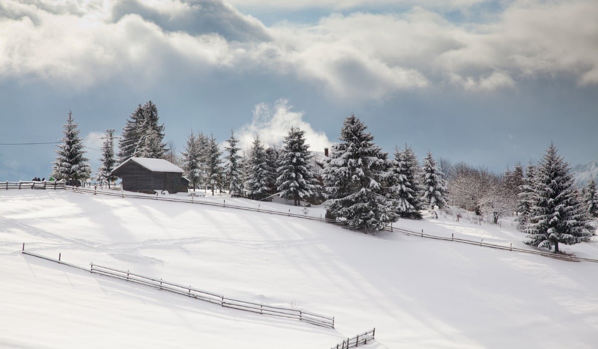 O stațiune montană îndrăgită de români se confruntă cu o situație neașteptată: pârtiile sunt acoperite de zăpadă, dar lipsesc turiștii