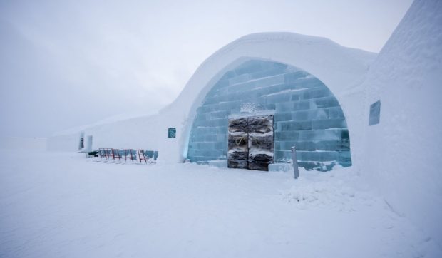 Cât costă o noapte de cazare la Hotelul de Gheață din Suedia, aflat la 200 de kilometri de Cercul Polar