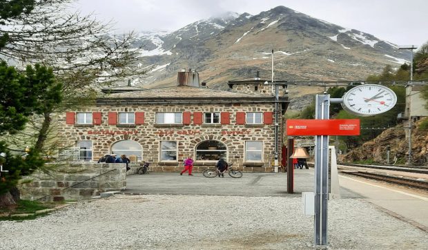 Un hotel elvețian izolat 12 ore pe zi atrage turiștii dornici de liniște
