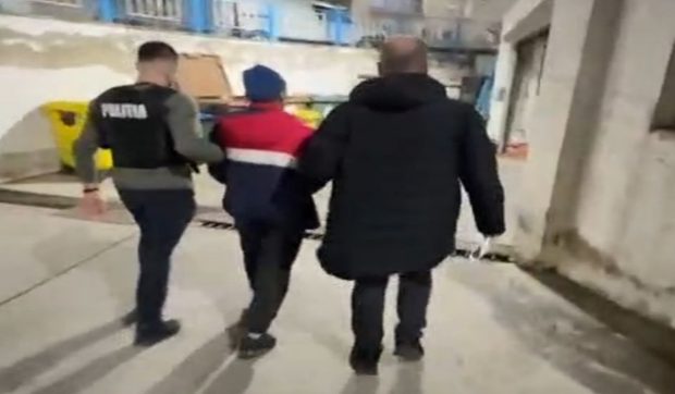 Bărbat reținut după ce a incendiat o mașină în Brăila