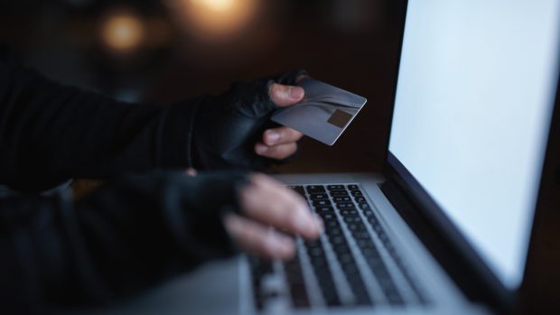 Fraude de sărbători la care sunt expuși românii. Cum le identificăm și cum ne protejăm
