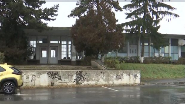 Gara Bartolomeu din Braşov a ajuns o ruină, după ce a fost lăsată în paragină. ,,Nu sunt condiţii, nici de traversare, nici de staţionare a oamenilor”