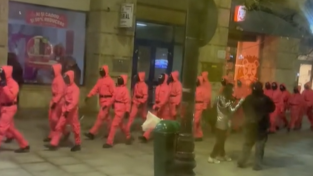Gardienii din Squid Game au ajuns în București. Programul și locurile unde vor fi prezenți | VIDEO