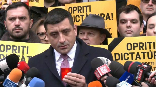 George Simion a aprins lumânări „pentru democraţie”, nemulţumit că nu a mai putut vota la alegerile prezidenţiale