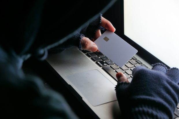 Un nou tip de fraudă în România. Autoritățile: „Atenție la mesajele care oferă joburi online”