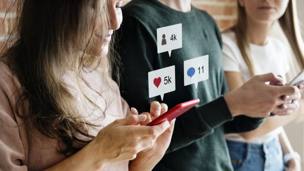 Adolescenții români, pe primul loc din UE la utilizarea problematică a rețelelor de socializare: 22% sunt dependenți de social-media
