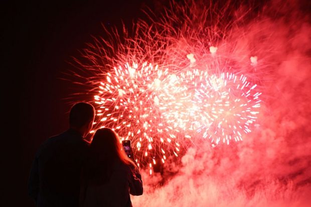 Un ucrainean de 19 ani riscă până la 5 ani de închisoare după ce a aprins focuri de artificii la Kiev