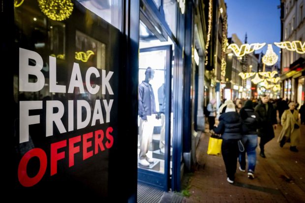 Cumpărăturile online de Black Friday în SUA au atins suma-record de 10,8 miliarde de dolari