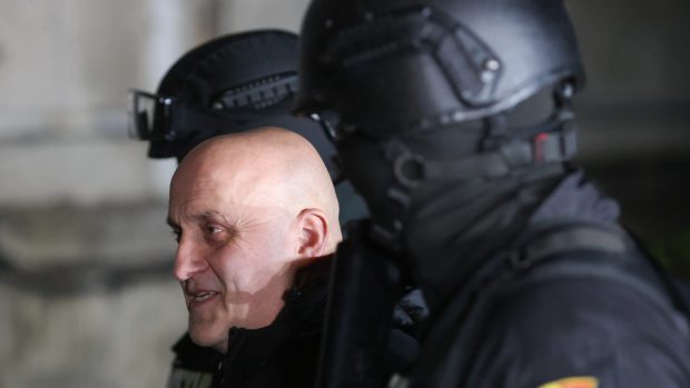 Horațiu Potra se judecă cu Poliția pentru dreptul de a avea armă neletală. Considerat pericol public de tribunalul din Sibiu, fostul mercenar a făcut recurs
