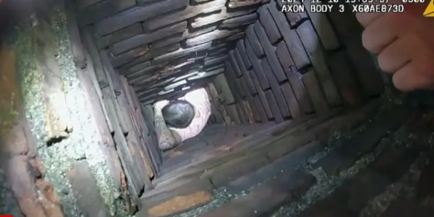 Un infractor american care fugea de poliție a rămas blocat în horn: „Copia nereușită a lui Moș Crăciun” | VIDEO