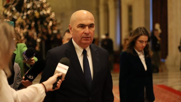Bolojan vrea ca angajații de la Senat să intre la muncă prin scanare facială. „Ne transformăm în China. Nu e legal”- EXCLUSIV