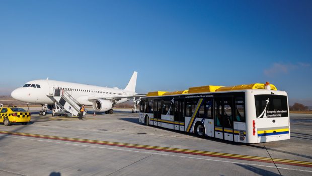 Aeroportul din Cluj-Napoca, primul din țară care are un autobuz 100% electric. Cât a costat