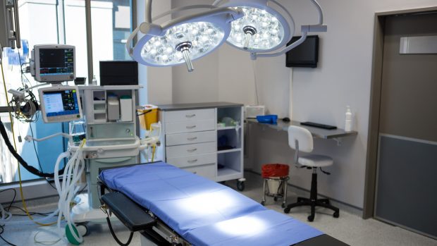 Premieră medicală la Spitalul „Victor Babeș” din Timișoara. O operație complexă a fost realizată pe cale minim invazivă | VIDEO