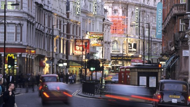 Scenariul din Germania se repetă. Un bărbat a intrat cu mașina în oamenii de pe trotuar, în Londra